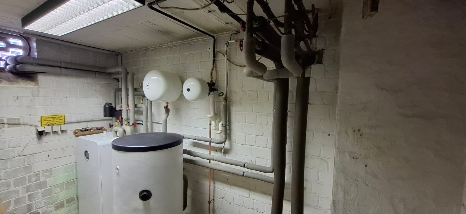 Die Innenanlage einer Bosch Wärmepumpe eingebaut im Keller.